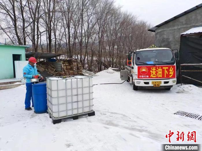 乡村加油站遍布吉林黑土地 加油员忙为春耕“加油”